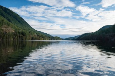 Dağlarda sakin dalgalar olan bir göl.