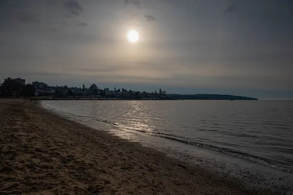 Gün batımında huzurlu sahil ve deniz