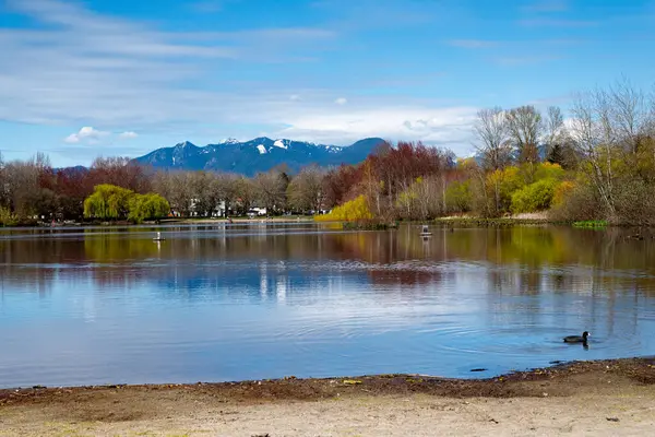 Sudaki dağların yansımasıyla göl. Peyzaj.