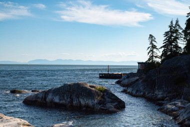 Sahilde kayalar ve deniz evleri olan güzel deniz manzarası.