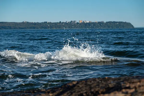 Şehrin arka planında denize düşen su damlaları