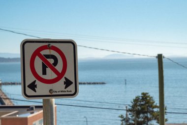 Kanada, White Rock 'ta bir plajda trafik tabelası.