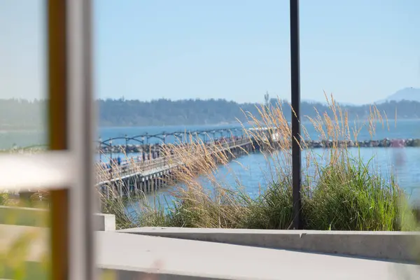 Restoranın balkonundan denize ve rıhtıma bak.