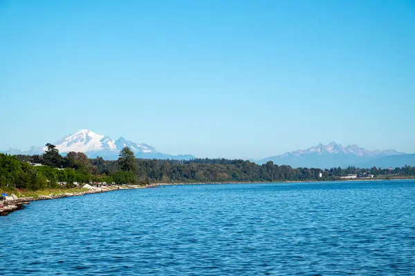 Kanada 'da arkasında karlı dağlar olan güzel bir sahil..