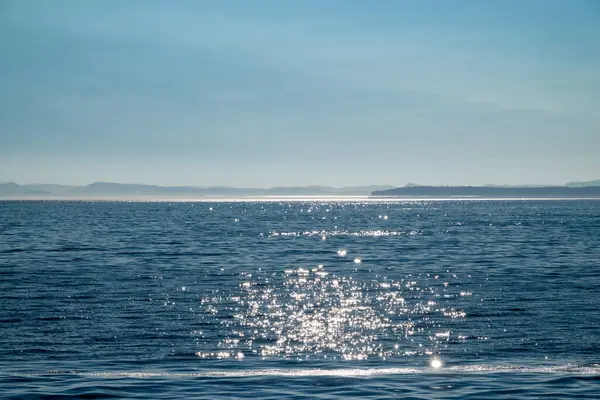 Güneşin sudaki yansımasıyla denizin üzerinde gün batımı