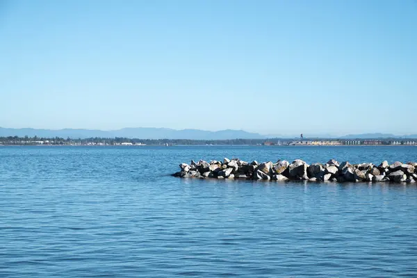 Kanada 'nın Beyaz Kaya kıyısında bir dalgakıran.