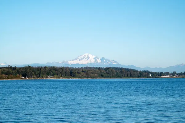 Kanada 'da bir yaz gününde deniz. Arka planda görkemli karlı dağlar var..
