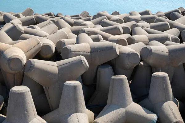 Limanda beton tetrapod yığını, fotoğrafın yakın çekimi.