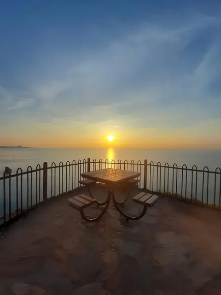 Günbatımı dikey deniz manzaralı fotoğraf