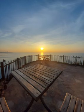 Huzurlu Bir Akşam: Ahşap İskeleden Huzurlu Günbatımı Görünümü