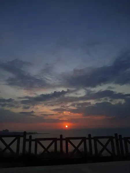 Huzurlu bir Öğleden Sonra: Dağ siluetleri ve Altın Saatin Sıcaklığı