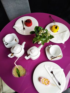 Kafede lezzetli tatlılar ve içecekler