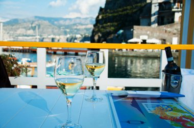 Rıhtımdaki bir restoranda iki kadeh şarap Sorrento 'da romantik bir akşam.