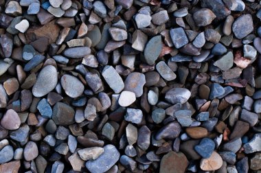 Sahilde taş ve çakıl yığını.