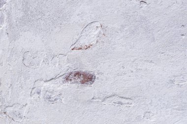 Tuğla duvarda kireç rengi hafif alçı, dokusu yakın.