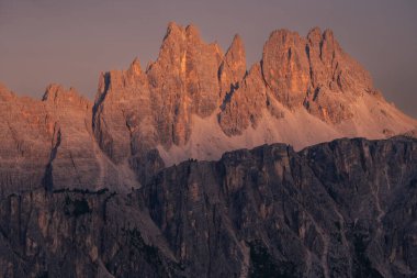 Dolomite Dağları öğleden sonra aydınlanır güneş ışığı bulutsuz gökyüzü ile sıcak kırmızı renkler saçar