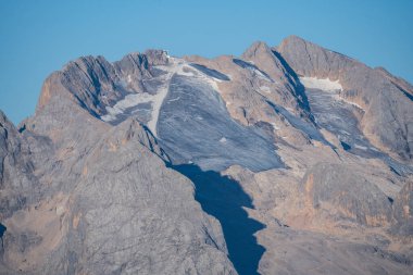 İtalya 'nın Trentino-Alto Adige kentinde buzlar erirken, yaz mevsiminde Marmolada Tepesi' nin buzla yakın görüntüsü