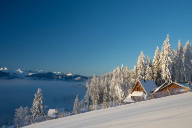 Güzel güneşli kış sabahları, arka planda dağlar ve vadide sis. Polonya 'nın Tatra Dağları, Zakopane Kasabası ve Koscielisko Köyü manzarası.