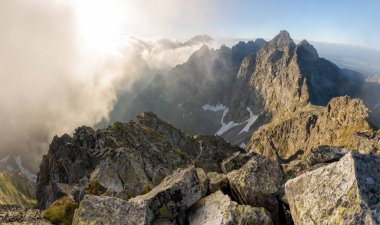 Slovakya Lisesi Tatras Dağı 'nın sisli yaz sabahında Rysy tepesinden panoramik manzara.