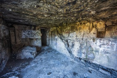 Polonya 'da 2. Dünya Savaşı' ndan kalma eski bir sığınağın içinde. Wyrwidab sığınağı, Wegierska Gorka.