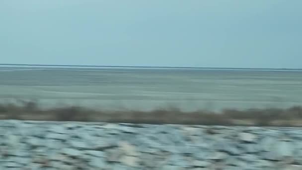 Потяг Біжить Грязях Можете Побачити Маленьку Річку Проривну Воду — стокове відео