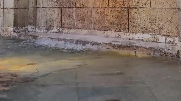 Ergießt Sich Ein Wasserstrom Die Wand Hinunter Und Sammelt Sich Stock-Filmmaterial