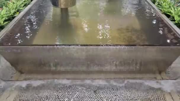 Чистая Вода Течет Искусственной Скульптуры — стоковое видео