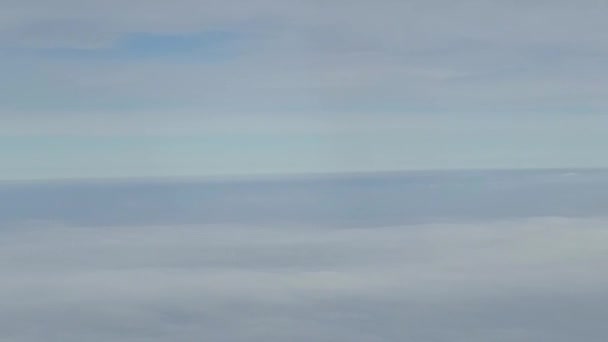 Μέσα Από Ένα Παράθυρο Αεροπλάνου Σύννεφα Είναι Ορατά Πάνω Και — Αρχείο Βίντεο