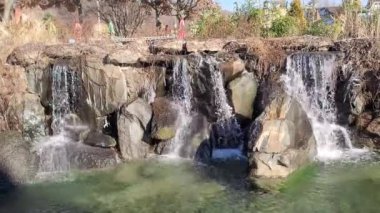 Berrak Akıntılı Doğal Kaya Şelaleleri