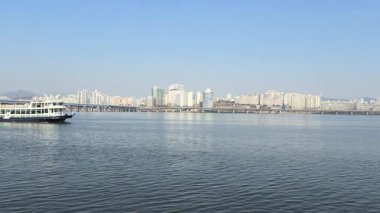 Han Nehri 'nden geçen bir tur teknesi.