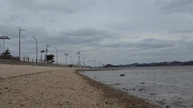 Sahil yolunda yüzen kablo arabalar.