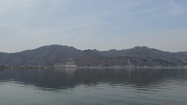 Huzurlu Göl ve Uzak Kablo Yolu Manzarası