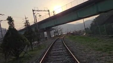 Ağaçlı ve Günbatımlı Huzurlu Demiryolu Sahnesi