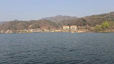 Sakin Göl Manzarası Dağ ve Köyle