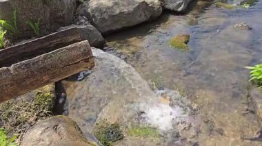 Tahta borulardan akan temiz su