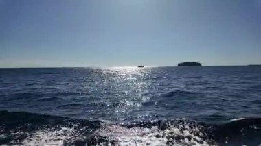 Açık Gök Altında Parıldayan Deniz Uzaktaki Tekneyle