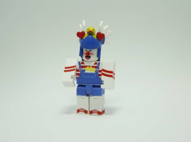 Roblox bebeği. Ördek şapkalı adam. Koleksiyonluk çocuk oyuncağı. Roblox oyunundaki karakterle oyna. Beyaz arkaplan.