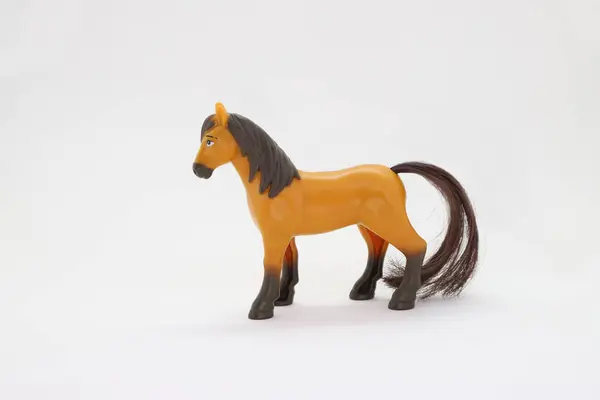 ドリームワークスススピリット映画の馬のおもちゃ キマロンのスタリオン 白い背景にブラウンとプラスチックのおもちゃの馬 — ストック写真