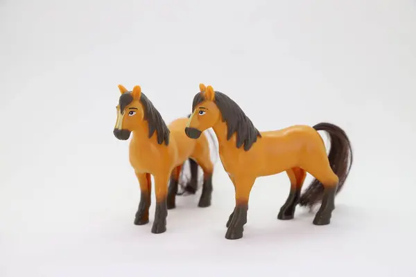 白い背景に茶色のマルーンホースのおもちゃ ドリームワークスススピリット映画からの馬のおもちゃ キマロンのスタリオン — ストック写真