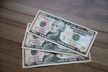 Dolar banknotları. 10 dolarlık banknotlar. Masadaki nakit para. Para, finans, ekonomi, tasarruf, kazanç, maaş, ödeme, para birimleri kavramı.