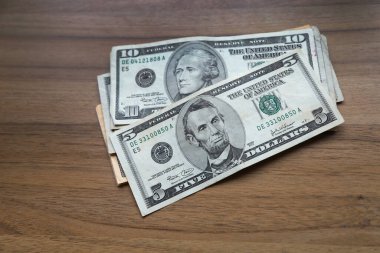 Dolar banknotları. 10 dolar 5 sent. Masadaki nakit para. Para, finans, ekonomi, tasarruf, kazanç, maaş, ödeme, para birimleri kavramı.