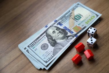 Kumar, kumar ve zar oyunu. Para için bahse gir. Poker. Kumarhane. Yasadışı kumar. Dolar..