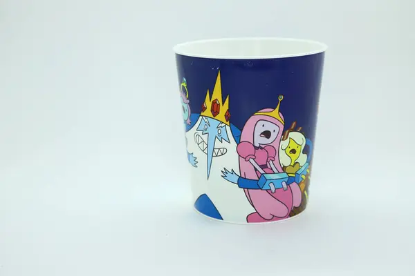 テレビシリーズのアドベンチャータイムのキャラクターが付いたプラスチックカップ プリンセス バブガムとアイス キング 隔離された白い背景 — ストック写真