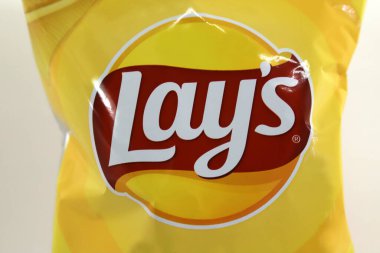 Lay 'in markalı patates cipslerinden bir paket al. Atıştırmalık. Tuzlu patates cipsi yapıyor. Sağlıksız ama çok lezzetli abur cubur paketleme.
