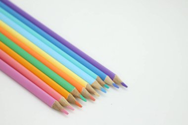 Pastel renklerle boyamak ve çizmek için başlıklar. Beyaz arka plandaki okul malzemeleri izole edilmiş ve mesajlar için boş alanı var. Okullar, öğrenciler ve illüstratörler için suç ortağı.