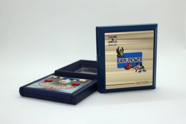 80 'lerden kalma Rain Shower ve Casio marka elektronik pinball oyunu adlı oyunun Nintendo marka elle kumandası. İzole edilmiş beyaz geçmişi olan çocuklar için oyunlar. Mucize Pinball.