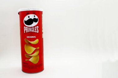 Pringles marka klasik aromalı patates cipsi ve izole edilmiş beyaz arka plan. Abur cubur. Tuzlu atıştırmalık. Metinler için boşluk kopyala.