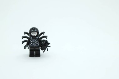 Siyah örümcek gibi giyinmiş bir adamın lego bebeği. Örümcek Adam. Koleksiyonluk çocuk oyuncağı. İzole edilmiş beyaz arka plan. Kopyalama alanı.