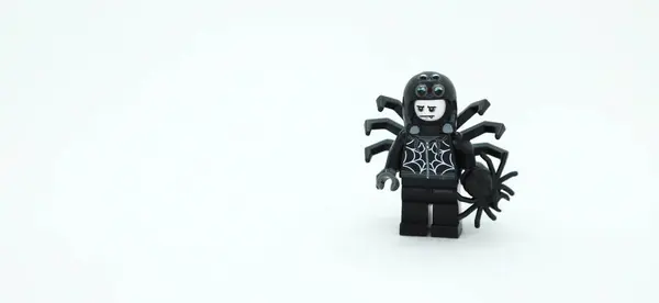 黒いクモの格好をした男のレゴ人形 スパイダーマン コレクティブな子供のおもちゃ 隔離された白い背景 コピスペース — ストック写真