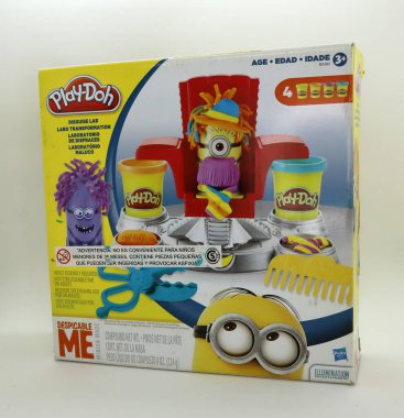 Play-Doh kitlelerinin çocukları için Minion ve Desplicable Me karakterleriyle bir oyun. Renkli kütleli karakterlerin yaratılması. Kostüm laboratuarı ambalajı. İzole edilmiş beyaz arkaplan.